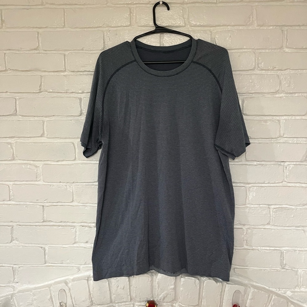 Men’s large Lululemon activewear shirt